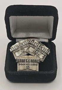 BARNES & NOBLE Buchhändler STERLINGSILBER Anstecknadel Brosche Krawatte 5 10 15 Jahre Set - Bild 1 von 8