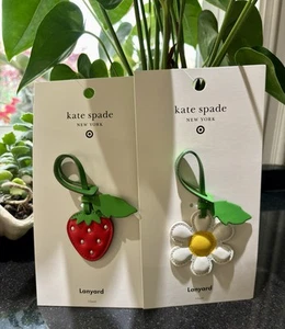 🍓🌼NUEVO CON ETIQUETAS Kate Spade x Target Bolso Fresa Dije + Conjunto de Dijes Bolso Flor Margarita - Imagen 1 de 7