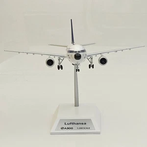 Lufthansa / Airbus A300B2-100 / D-AIAC / JF-A300-001 / 1:200/WITH STAND/Aircraft - Picture 1 of 8