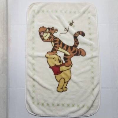 Manta de seguridad Disney Pooh Carrying Tigger verde crema suave gruesa para niños bebés Foto 1 de 4