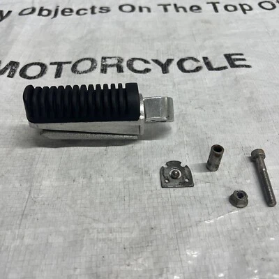 Yamaha FZ1 2000 OEM reposapiés delantero izquierdo reposapiés usado Foto 1 de 4