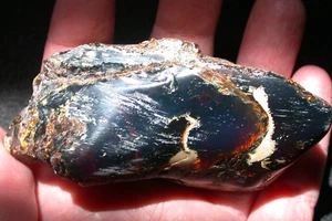 Bellissimo viola intenso con crema AMBRA pietra preziosa fossile GRANDE 74 grammi - Foto 1 di 10