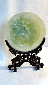 ANTIGUO PLATO DE JADE FLORES DE LOTO TALLADAS CHINAS 19c en soporte de teca ajustado - Imagen 1 de 11