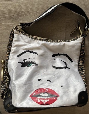 Bolsa de ombro Betseyville Betsey Johnson Diamond Girl Marilyn Monroe Wink - Imagem 1 de 4