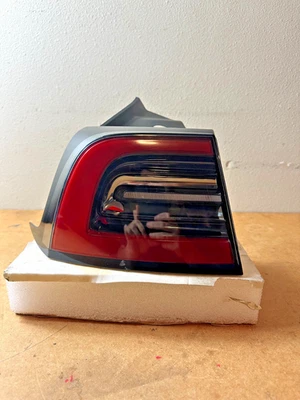 Luz trasera izquierda Tesla Model Y 3 2020 a 2024 4 pines OEM 1502086-00-D Foto 1 de 4