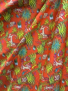 Tela de algodón elástico estampado monos CORAL NARANJA MULTICOLOR (60 pulg.) Vendido por - Imagen 1 de 5