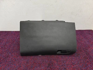 CHRYSLER 300 S 11-23 OEM TABLERO GUANTERA COMPARTIMENTO DE ALMACENAMIENTO DEPARTAMENTO MOLDURA - Imagen 1 de 6