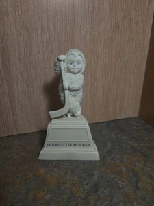 Adorable 2004 "Hooked on Hockey" Snowbaby, #56.69972, Dept. 56 - Bild 1 von 4