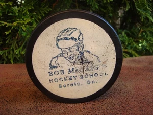 Raro Bob McCaig's Hockey School Sarnia, Ontario Hockey Puck - Foto 1 di 4