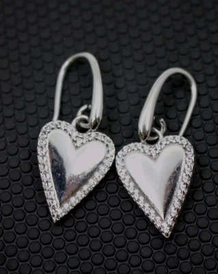 Aretes colgantes artesanales con corazón de topacio blanco en plata de ley Foto 1 de 3