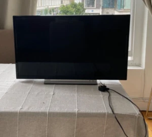 Toshiba 32'' LCD TV - Picture 1 of 2