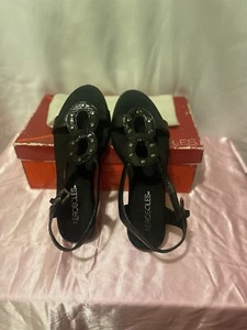 Aerosoles Black Sandals Flat Size 5.5 Womens Buckle Down Rubber Soles Shoes. - Picture 1 of 7