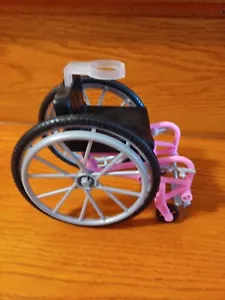 Barbie silla de ruedas rosa rodante 1:6 Playscale Mattel 2018 - Imagen 1 de 5