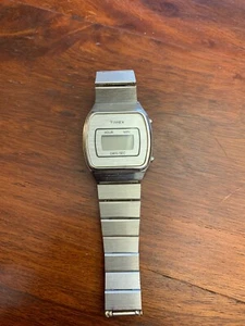 Reloj digital de cuarzo cuadrado redondeado con correa de tono plateado Timex K Cells vintage para hombre - Imagen 1 de 13