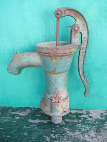 Vintage Cast Iron GREEN PITCHER Hand WATER PUMP Measures 15" high Cover