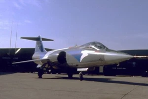 original 35 mm Slide aircraft AMI F104 special 50th 37st ex 37-20 Trapani 87 - Photo 1/1