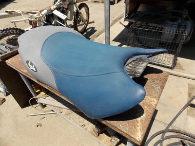 asiento tiene algunos defectos como en la foto para moto acuática Yamaha Waverunner GP1200R 2001 Foto 1 de 4