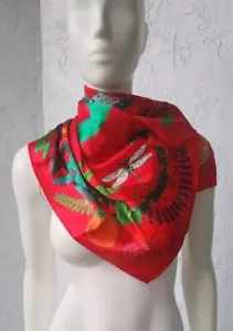 "Sciarpa Karen Mabon Anthropologie 100% seta rossa stampa flora e fauna monogramma ""J" - Foto 1 di 4