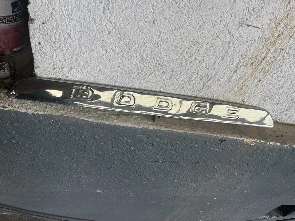 Dodge D100 1960 capó parrilla emblema moldura Foto 1 de 1