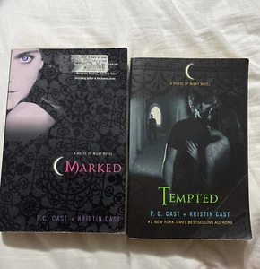 House of Night Bücher Serie 2 Bücher markiert und versucht P.C Cast + Kristin Cast - Bild 1 von 7