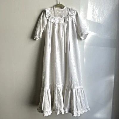 Vestido de bautizo de bebé vintage años 70 hecho a mano bautismo ojales volantes lazos blanco Foto 1 de 4
