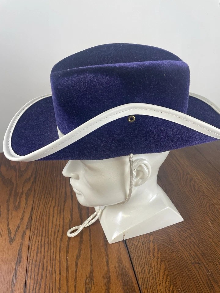 Sombrero de Vaquero Púrpura De Colección Forro Interior Plástico Moldeado Cuerda de Barbilla Blanca Ala Ancha Foto 1 de 4