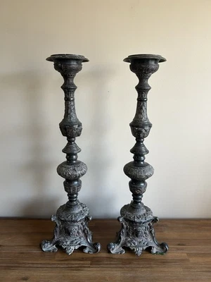 Par de candelabros de altar con figura gótica de hierro fundido vintage Foto 1 de 4