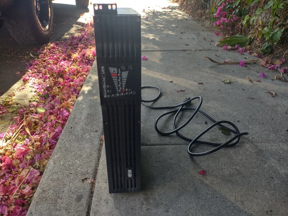 UPS Tripp Lite: SU1000RTXL2UA - Imagem 1 de 1