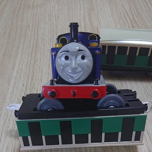 Takara Tomy Plarail Thomas & Friends Mighty Mac con 2 carrozze passeggeri - Foto 1 di 12