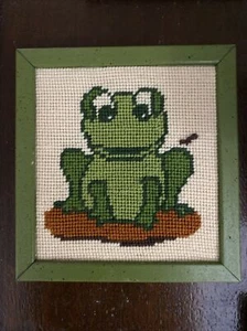 Vintage Retro Frosch Nadelspitze gerahmte Kunst Wandbehang 6”h x 4 3/4” - Bild 1 von 3