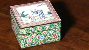 ANTIQUE 19C CHINESE CANTON HAND-PAINTED ENAMEL BOX WITH PEOPLE ON LANDSCAPE - Picture 1 of 9