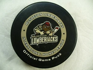 IHL Muskegon Holzfäller Anzeige umgekehrtes Logo offizielles Spiel Hockey Puck sammeln Pucks - Bild 1 von 2