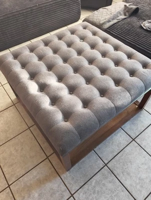 Taburete de pie gris con marrón claro bastante grande y cómodo Foto 1 de 3