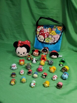 Lote Disney Tsum Tsum - Peluche Grande + 3 Minis, 29 Vinilos + Bolso de Hombro Personaje Foto 1 de 4