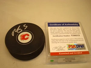 Disco de Hockey Mark Giordano firmado por los Calgary Flames autografiado PSA/ADN Certificado de Autenticidad 1 F - Imagen 1 de 3
