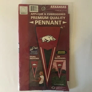 Apliques de banderín Arkansas Razorbacks bordados 34" x 13,5" interior/exterior nuevo en paquete - Imagen 1 de 6