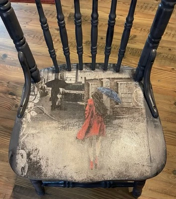 Silla vintage pintada a mano “Lady In Red” arte decoupaged con elegancia de pintura de tiza Foto 1 de 2