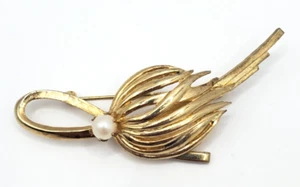 Vintage Brooks Brooch Gold Tone Swooping With Genuine Pearl - Picture 1 of 10