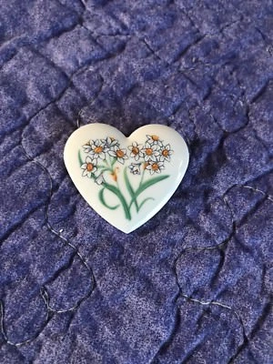 Pin floral de porcelana Avon (diciembre) Foto 1 de 3