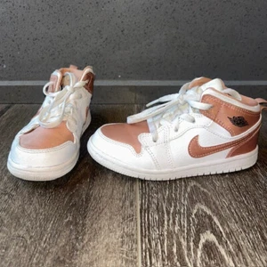 Air Jordan 1 Mid Niño Pequeño Zapatos Rosa/Blanco Talla 10C Tenis Botas Limpias - Imagen 1 de 7