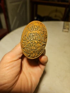 Antiguo pomo de puerta de la escuela pública de la ciudad de Nueva York bronce fundido ornamentado calidad antigua  - Imagen 1 de 7
