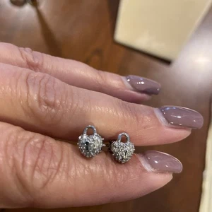 Orecchini Juicy Couture tono argento pavè cuore chiusura strass corona dorso - Foto 1 di 5