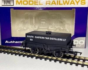 Dapol OO Gauge B865 Rectangular Tank Wagon - South Eastern Tar Distillers No. R9 - Picture 1 of 8