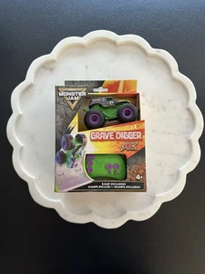 Monster Jam ~ Grave Digger Remote Control Monster Truck With Ramp - Picture 1 of 1