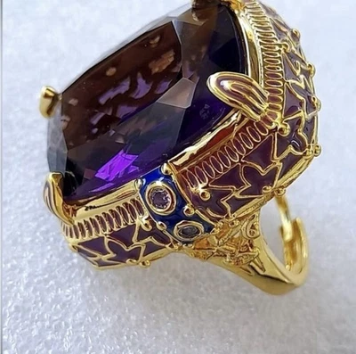 Anillo de oro real con gema púrpura grande Foto 1 de 4