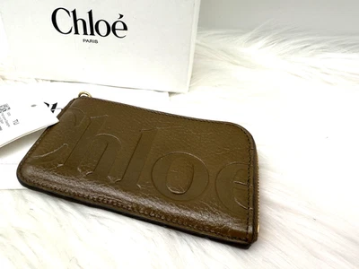 AUTÉNTICO NUEVO CON ETIQUETAS Cartera Chloé Bikie Logo Cuero Granulado Cremallera Alrededor En Caqui Oscuro con Caja Foto 1 de 4