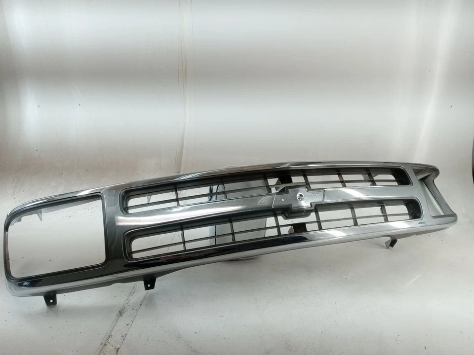 Rejilla Chevrolet sin cromo gris oscuro se adapta a 95-97 S10/S15/SONOMA Blazer Foto 1 de 4