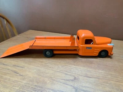 Vintage 1950s Structo Toys Orange Flatbed Tow Truck w/ Ramp Pressed Steel Chain - Image 1 of 4