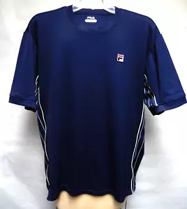 Camiseta FILA Hombre Azul Marino Rendimiento Rayas Laterales Manga Corta Poliéster Grande Usada en Excelente Condición - Imagen 1 de 7