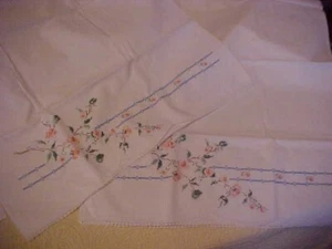 Vintage Kissenbezüge weiß mit bestickten rosa Blumen 83094 - Bild 1 von 2